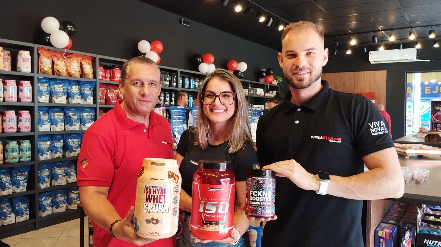 Cristian Golo, a esposa Raquel e o colega Jean, est�o a frente da NewShape Suplementos Conc�rdia. Fotos: Lu�s Longhini