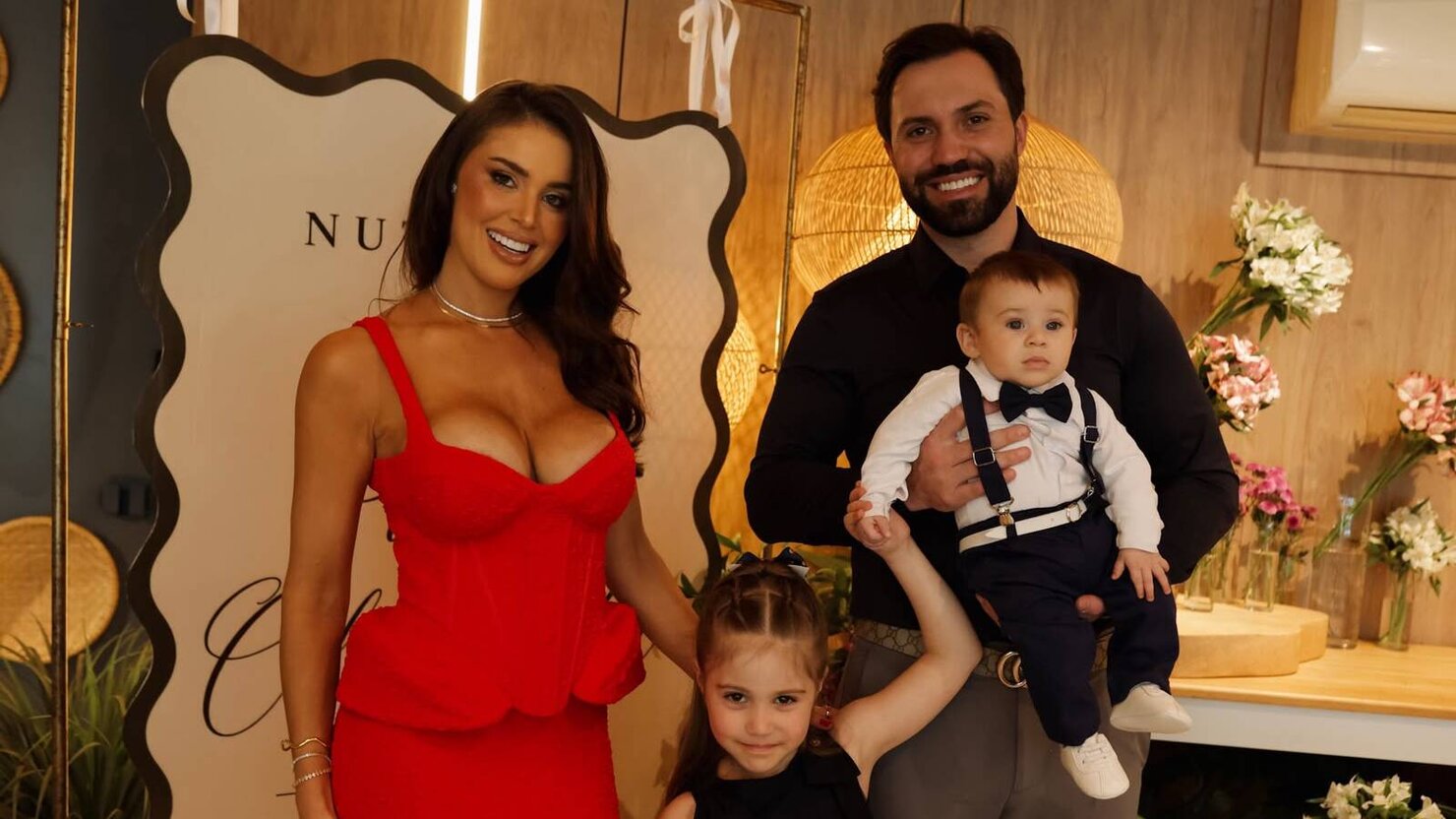 P�mela ao lado do marido Cassiano e dos filhos, Sebastian e Antonela celebrando juntos um dia especial, cercado de alegria, carinho e muitos sorrisos!. - Foto: Arquivo Pessoal