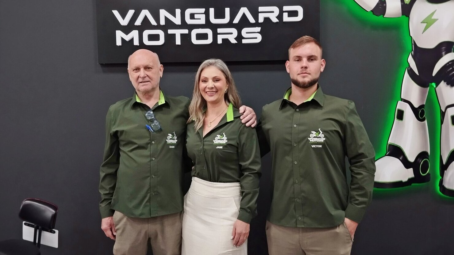 Zago com a esposa Jane, o filho Victor � frente em Conc�rdia da Vanguard Motors. - Fotos: Lu�s Longhini